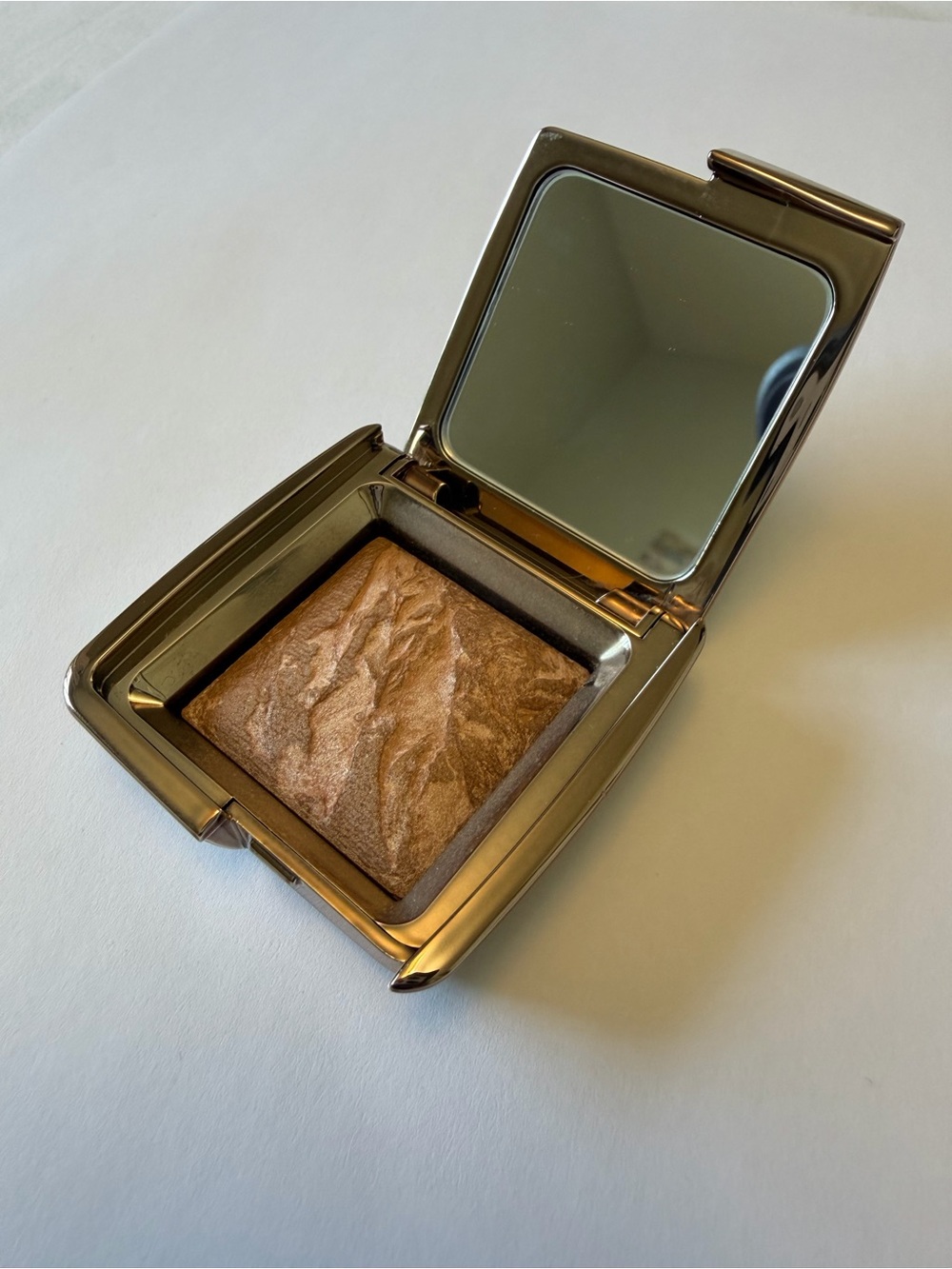 Hourglass Mini Ambient Lighting Bronzer – Luminous Bronze Light